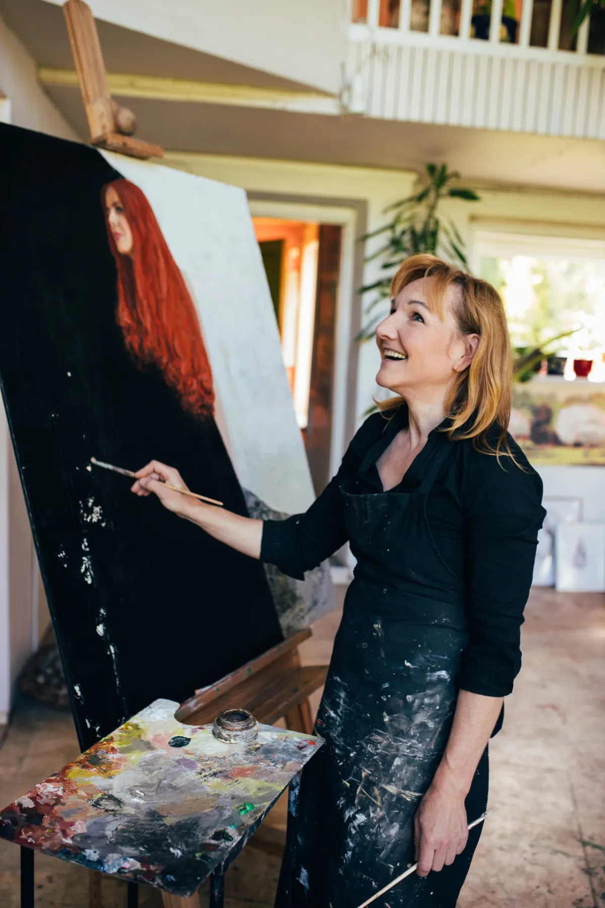 Ilze Egle savā darbnīcā glezno